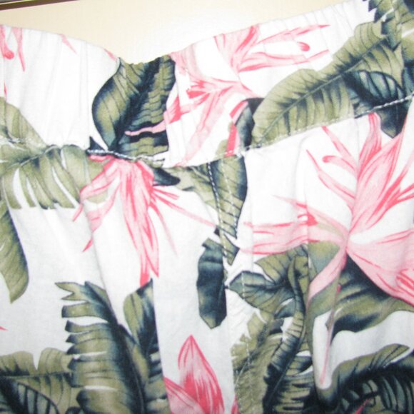 Hawaiin print shorts with pull string tie in front - size fits like an XXL - Picture 4 of 5